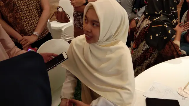 Azkia Rachmah mencoba melihat manfaat tanaman kelor yang dijadikan yogurt terhadap masalah sindrom metabolik (Liputan6.com/Giovani Dio Prasasti)
