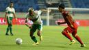 Striker Timnas Indonesia, Kushedya Hari Yudo (kiri) tidak mampu menembus pertahanan Vietnam. Vietnam mengontrol penuh jalannya pertandingan. Vietnam unggul penguasaan bola hingga 72 persen. Bahkan, Indonesia tidak mencatat satu pun tendangan mengarah ke gawang di babak pertama. (Foto: Dok. PSSI)