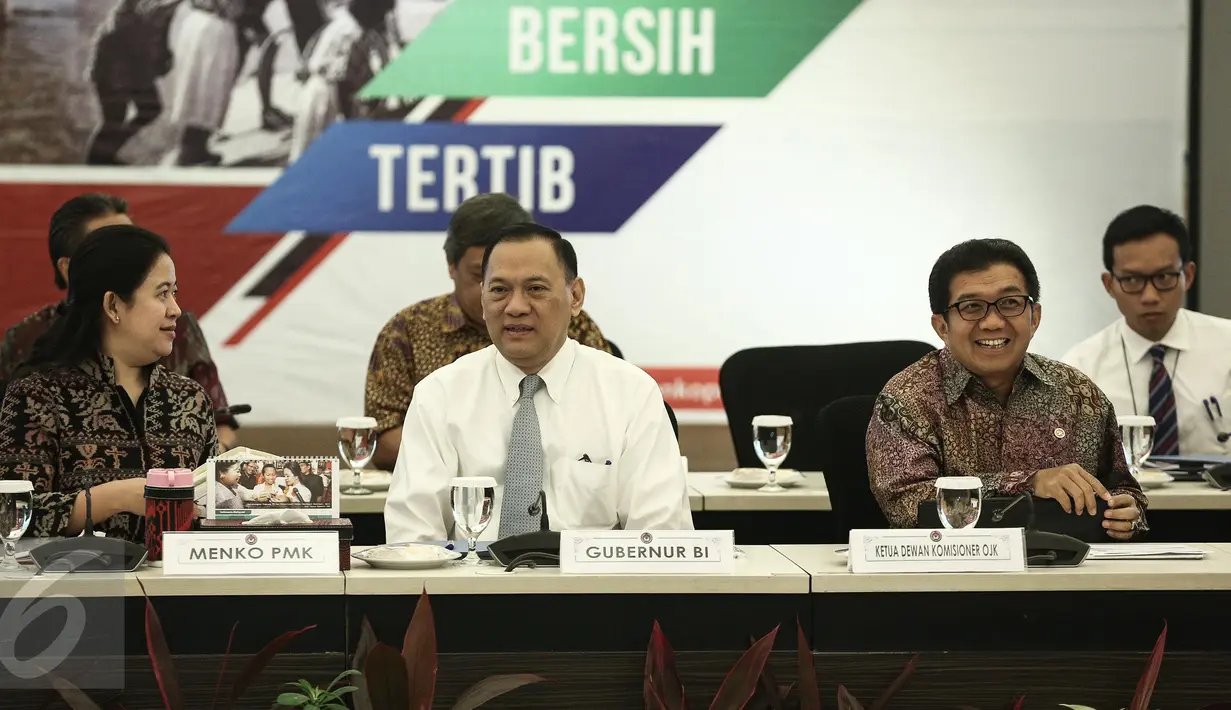 Suasana rapat koordinasi di Kementerian PMK, Jakarta, Senin (6/2). Tahun ini pemerintah akan meningkatkan jumlah penerima bantuan sosial nontunai PKH dari 1,4 juta penerima manfaat menjadi 3 juta keluarga. (Liputan6.com/Faizal Fanani)