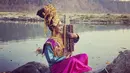 Aktris Ayu Laksmi berpose mengenakan pakaian tradisional sambil memegang alat musik. Selain menjadi pemain film, Ayu merupakan seniman yang terbilang serba bisa, ia bisa bernyanyi, bermain musik, menciptakan lagu, dan teater. (instagram/ayulaksmibali)