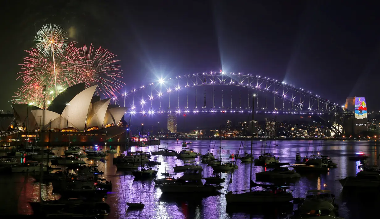 Pesta kembang api menghiasi malam Tahun Baru di Sydney Opera House dan Harbour Bridge, Sydney, Australia (31/12). Perayaan pesta kembang api di kawasan Opera House sudah dapat dinikmati sejak pukul 6 sore. (Reuters/Jason Reed)