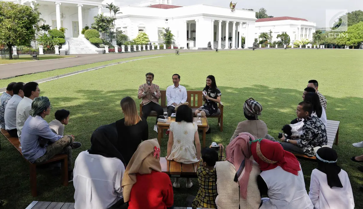 Presiden Joko Widodo berbincang dengan para konten kreator XYZ 2018 di Istana Bogor, Minggu (22/4). Kegiatan ini menjadi rangkaian menyambut XYZ 2018 yang akan diadakan di Venue The Hall-Senayan City, 25 April 2018, mendatang. (Liputan6.com/Angga Yuniar)