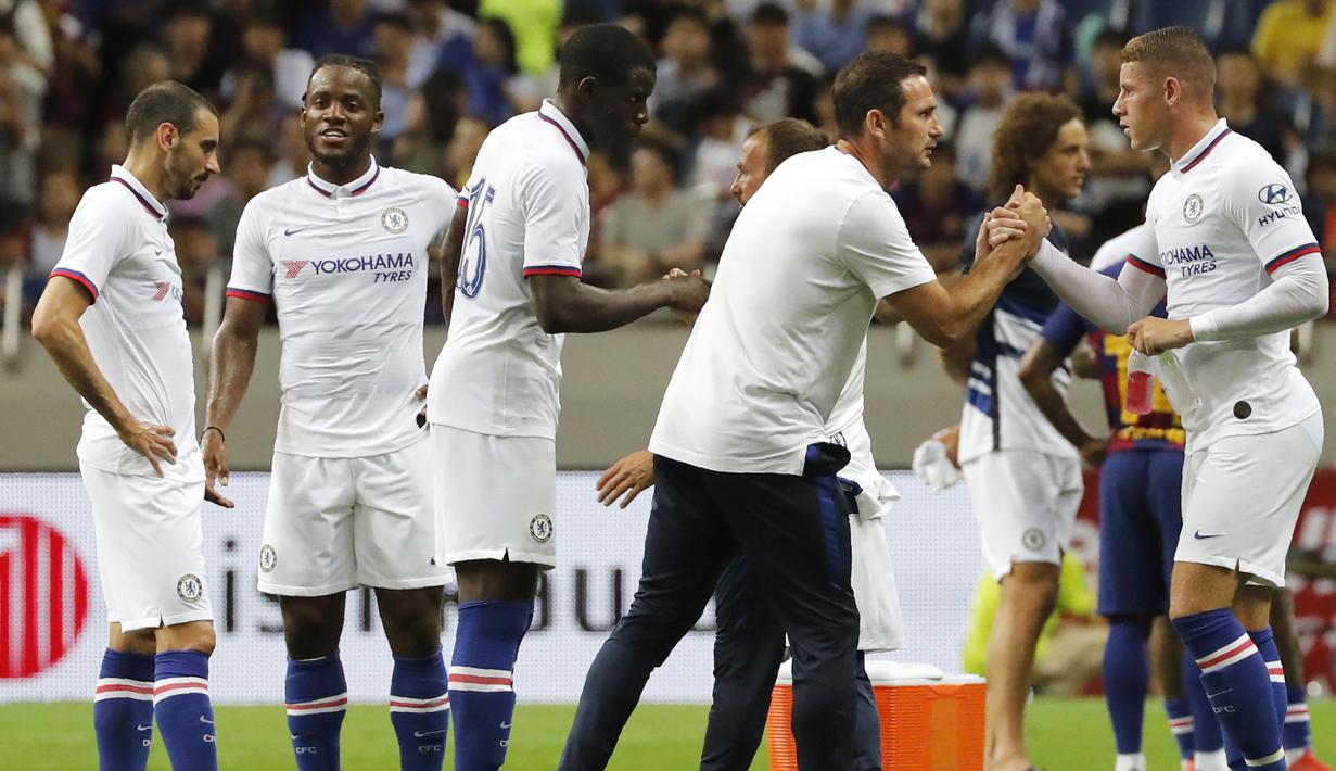 Pelatih Chelsea Frank Lampard bersalaman dengan Ross Barkley usai pertandingan melawan Barcelona pada laga  pramusim di Saitama Stadium 2002, Tokyo (23/7/2019). Laga ini merupakan kemenangan perdana Lampard setelah menelan kekalahan melawan Kawasaki Frontale pekan lalu. (AP Photo/Shuji Kajiyama)