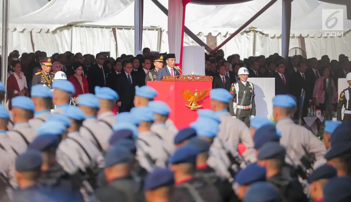 Presiden Joko Widodo (Jokowi) menjadi inspektur upacara pada peringatan HUT Ke-73 Bhayangkara di kawasan Monas, Jakarta, Rabu (10/7/2019).  Hut Ke-73 Bhayangkara ini bertemakan ‘Dengan semangat Promoter, Pengabdian Polri untuk Masyarakat, Bangsa dan Negara. (Liputan6.com/Faizal Fanani)