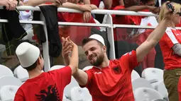 Suporter Albania melakukan selfie sambil menari saat menonton laga grup A Euro Cup 2016 antara Albania melawan Swiss di Stadion Bollaert-Delelis, Lens (11/6/2016). (AFP/Francois Lo Presti)