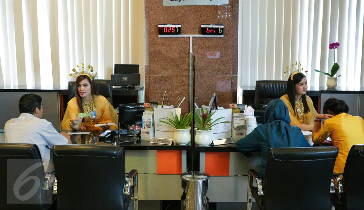 Costumer service mengenakan pakaian daerah saat melayani nasabah di Kantor Cabang Khusus (KCK) BRI, Jakarta, Jumat (21/4). Memperingati Hari Kartini, seluruh pegawai BRI mengenakan pakaian daerah dalam melayani nasabahnya. (Liputan6.com/Faizal Fanani)