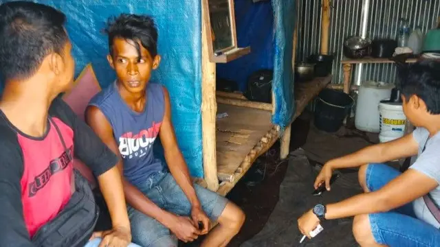 Salah satu pembunuh bayaran kasus istri bunuh suami (tengah) ketika dijemput polisi ke rumahnhya.