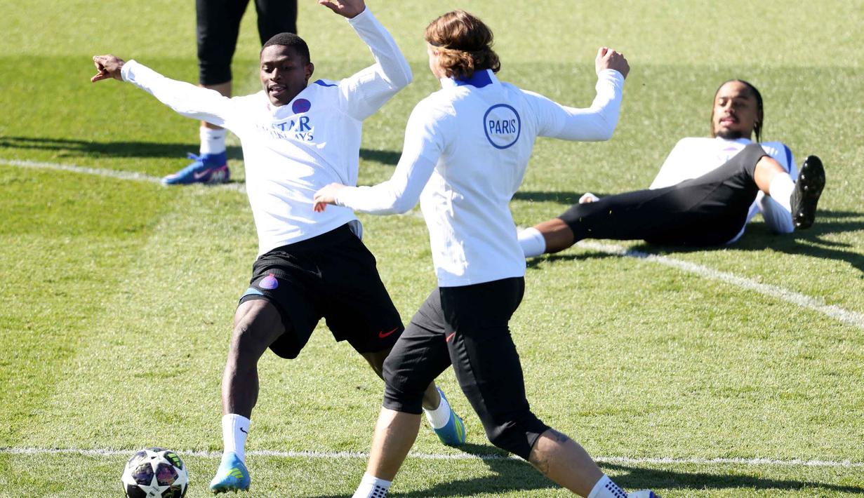 Laga ini menjadi pengulangan pertemuan PSG dan Liverpool di Liga Champions 2024/2025. Tampak dalam foto, bek Paris Saint-Germain asal Portugal, Nuno Mendes (kiri), berebut bola dengan Illia Zabarnyi, selama sesi latihan di Campus Paris Saint-Germain, Poissy, pinggiran barat Paris pada Selasa 7 April 2026. (FRANCK FIFE/AFP)
