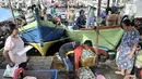 Aktivitas keluarga nelayan di kawasan pesisir Cilincing, Jakarta, Senin (1/6/2020). Pemerintah menyiapkan bantuan untuk 1,1 juta nelayan terdampak Covid-19 melalui program Bantuan Langsung Tunai (BLT) sebesar Rp600 ribu per kepala keluarga tiap bulannya. (merdeka.com/Iqbal S. Nugroho)