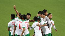 Saling memberi semangat sebelum memulai pertandingan. (Bola.com/Arief Bagus)