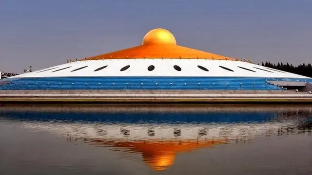 Sebuah UFO yang seperti mendarat di kubah utamanya terbuat dari deretan patung Buddha yang terbuat dari emas.