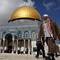 Seorang pria Palestina berjalan melewati Dome of Rock di kompleks Masjid Al-Aqsa sebelum sholat Jumat di Kota Tua Yerusalem pada tanggal 13 Januari 2017. (AFP/Ahmad Gharabli)