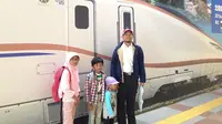 Khoirul Anwar  bersama anak-anaknya di Jepang (sumber: Facebook.com)