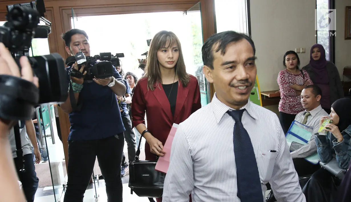 Artis Kirana Larasati didampingi kuasa hukumnya memasuki Pengadilan Agama Jakarta Selatan, Kamis (13/7). Sidang gugatan cerai antara Kirana dan Tama Gandjar hari ini bergulir kembali dengan agenda pembuktian dan putusan. (Liputan6.com/Herman Zakharia)