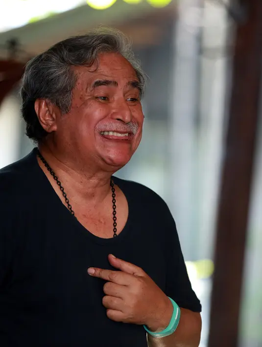 Di balik sifat keras mendiang rupanya tersimpan misi tersendiri, ia tak ingin Slameet Rahardjo main-main dalam berakting. Terbukti, aktor berusia 66 tahun ini menjadi aktor bersinar di negeri ini. (Deki Prayoga/Bintang.com)