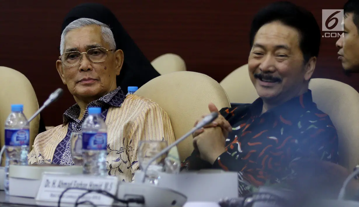 Wakil Presiden ke-6 Tri Sutrisno dan Ketua Lemkaji MPR Rully Chairul Azwar saat menjadi narasumber Pleno Ke-51 Lembaga Pengkajian MPR di Gedung ruang GBHN, Gedung Nusantara V, Kompleks Parlemen, Senayan, Jakarta, Senin (5/11).  (Liputan6.com/Johan Tallo)