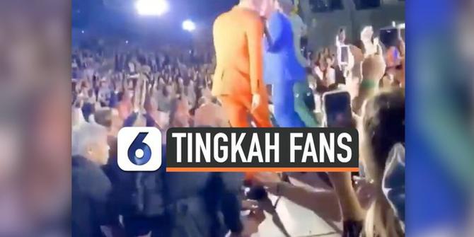 VIDEO: Nick Jonas Diraba-Raba Fans Wanita Saat Konser