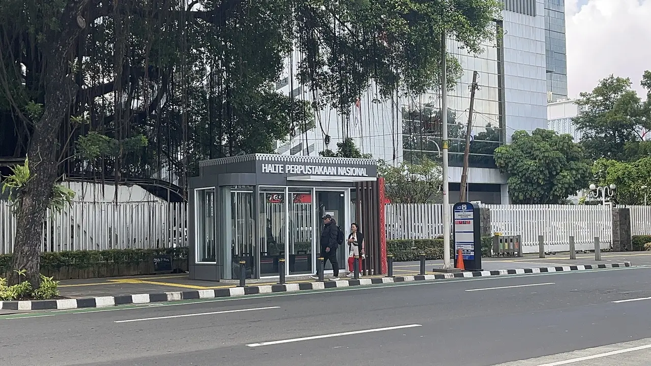 Halte Perpustakaan Nasional di Jalan Medan Merdeka Selatan, Jakarta Pusat, kini tampil dengan wajah baru usai direvitalisasi. (Liputan6.com/Winda Nelfira)
