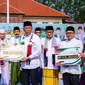Wali Kota Tangerang Selatan (Tangsel) Benyamin Davine menyerahkan bantuan untuk warga Palestina. (Liputan6.com/Pramita Tristiawati)
