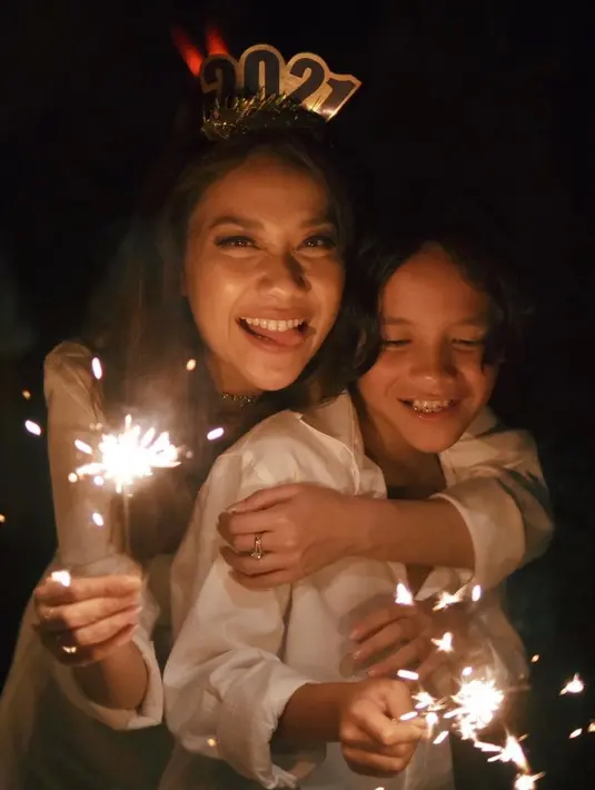 Setelah Ashraf dinyatakan telah meninggal dunia, BCL pun berusaha memberitahu buah hatinya dengan tenang. Masih ada rasa tidak percaya dari Noah, dan ia pun memikirkan sang ibu yang tak lagi memiliki teman hidup.  (Instagram/bclsinclair)