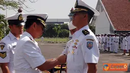 Citizen6, Surabaya: Mayor Laut (S) Joko Nuryadi secara resmi menyerahkan jabatan Komandan Sekolah Tamtama Pusat Pendidikan Bantuan Administrasi (Danseta Pusdikbanmin) kepada Komandan Pusdikbanmin Kolonel Laut (S) Untung Purnomo. (Pengirim: Penkobangdikal)