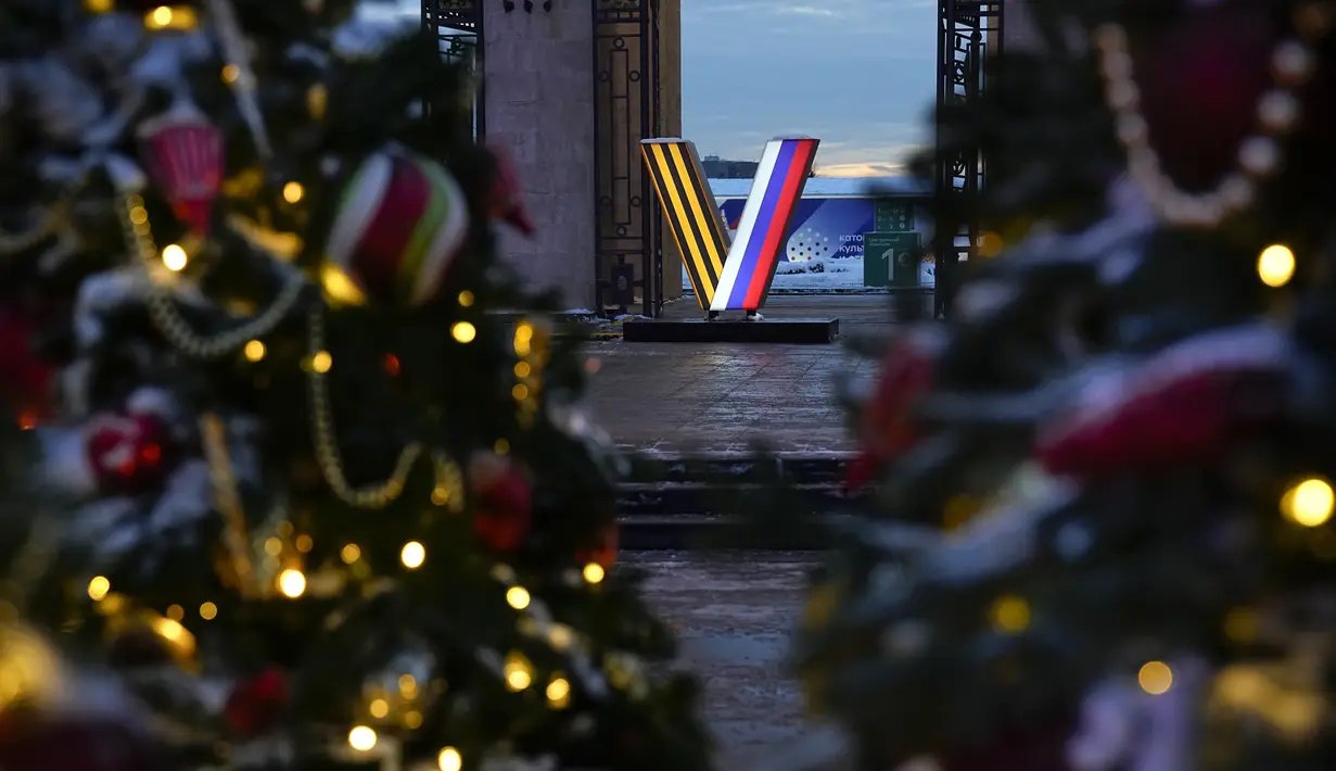 Huruf 'V' melambangkan operasi militer khusus Rusia di Ukraina menghiasi pintu masuk Gorky Park yang dihias untuk perayaan Natal dan Tahun Baru di Moskow, Rusia, Selasa (20/12/2022). Di tengah musim dingin ini, Rusia memang sedang gencar meluncurkan serentetan rudal terhadap infrastruktur energi Ukraina. (AP Photo/Alexander Zemlianichenko)