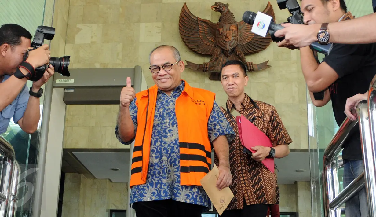Pengusaha Yogan Askan mengacungkan jempol usai menjalani pemeriksaan perdana di gedung KPK, Jakarta, Jumat (15/7). Yogan Askan menjadi Tersangka pemberi suap terkait rencana proyek pembangunan 12 ruas jalan di Sumatera Barat. (Liputan6.com/Helmi Afandi)