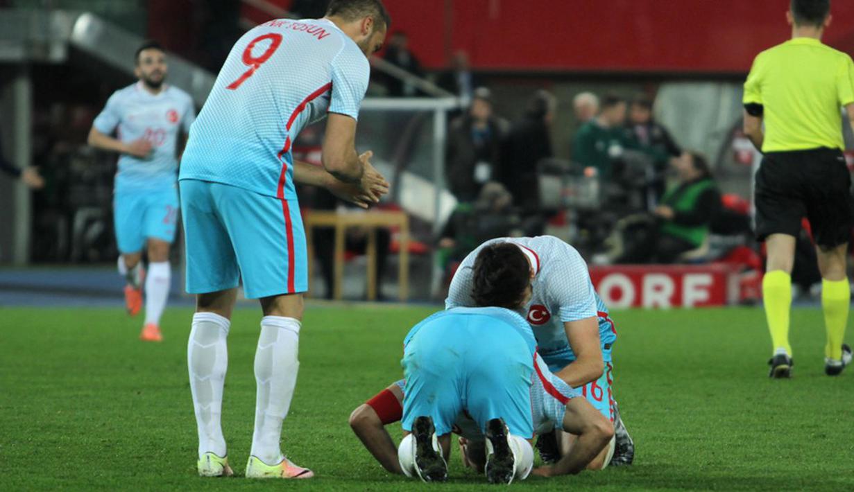 Arda Turan langsung sujud syukur usai membobol gawang Timnas Austria yang dijaga Ramazan Ozcan. (Bola.com/Reza Khomaini)