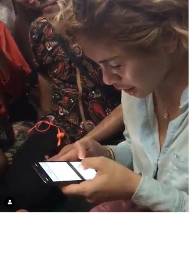 7 Potret Nikita MIrzani Terjun Langsung Bantu Korban Banjir, Banjir Pujian