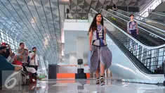 Model membawakan busana dalam fashion show di Terminal 3 Ultimate Bandara Soekarno Hatta, Tangerang, Banten, Rabu (20/7). Fashion show tersebut di adakan sebagai ajang promosi T3 Ultimate. (Liputan6.com/Angga Yuniar) 