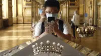 Mahkota abad ke-19 yang dulunya milik Permaisuri Eugenie, istri Napoleon III, berhasil diselamatkan dari perampokan di Museum Louvre. (dok. FRANCOIS GUILLOT / AFP)