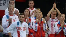 Maria Sharapova memberi dukungan kepada Pavlyuchenkova/Vesnina bersama tim Rusia di partai kelima final Piala Fed 2015 (AFP Photo/Michal Cizek)