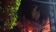 Kebakaran hebat menimpa sebuah ruko di kawasan Jakarta Selatan, Kamis malam (18/4/2024). (Merdeka.com/Rahmat Baihaqi)