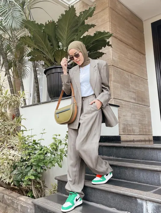 Tampil chich dan kasual dengan busana berwarna abu-abu, sneakers yang digunakan oleh Olla Ramlan ini pun menjadi detail penampilan yang mencolok. Ia juga memilih memakai kacamata untuk menambah penampilan lebih terlihat menawan. (Liputan6.com/IG/@ollaramlan)