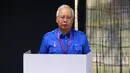 Perdana Menteri Malaysia, Najib Razak mencoblos di bilik suara pada pemilihan umum (Pemilu) di TPS wilayah Pekan, Pahang, Rabu (9/5). Pemilu ini pertarungan antara PM Najib yang sudah berkuasa sejak 2009, melawan Mahathir Mohamad. (AP/Aaron Favila)