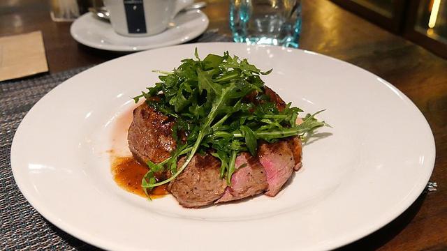 Stek daging sapi dengan sayuran