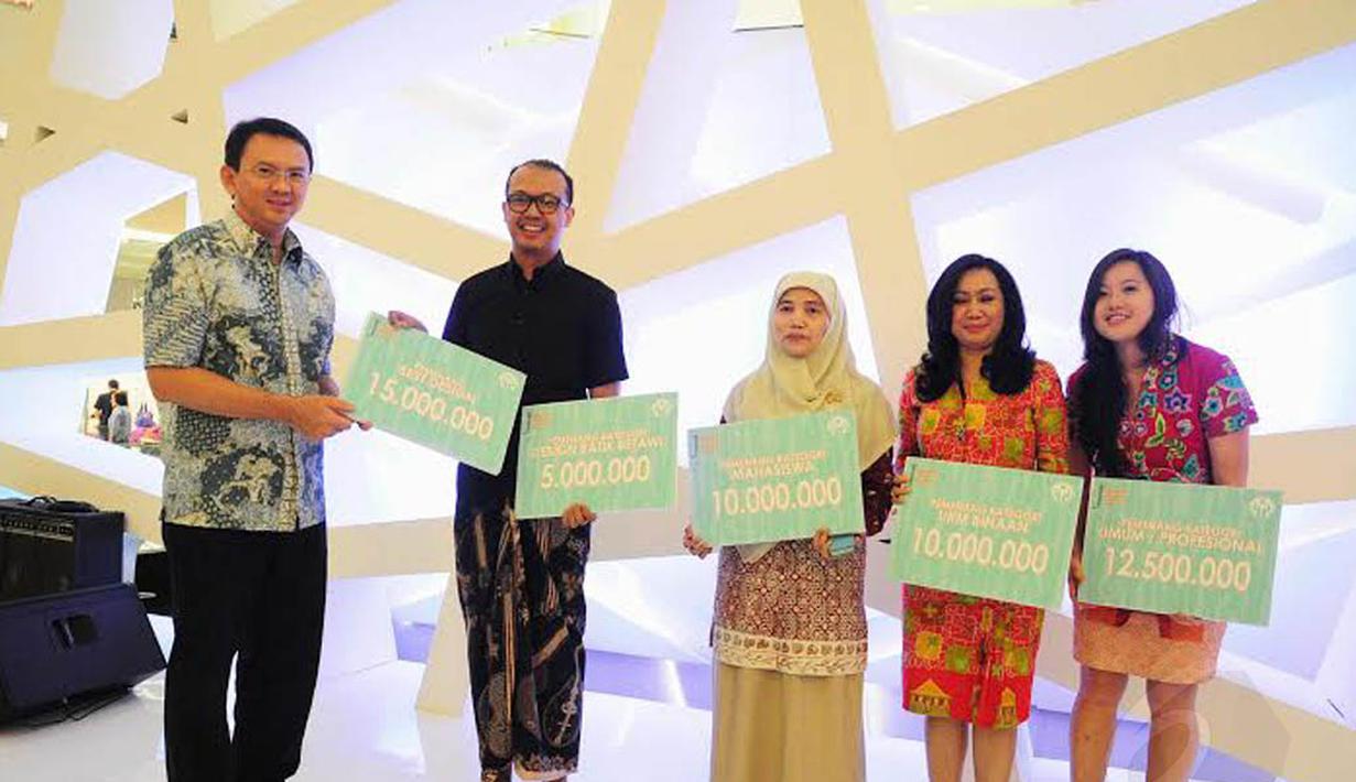 Ahok memberikan hadiah pada pemenang Jakarta Souvenir Design Award yang digelar Sabtu (21/06/14) di Senayan City, Jakarta (Liputan6.com/Faial Fanani) 
