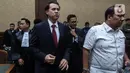 Direktur PT Diratama Jaya Mandiri Irfan Kurnia Saleh alias Jhon Irfan Kenway usai menjalani sidang vonis di Pengadilan Tipikor, Jakarta, Rabu (22/2/2023). Jhon Irfan Kenway divonis 10 tahun penjara dan denda Rp 1 miliar subsider 6 bulan penjara. (Liputan6.com/Johan Tallo)
