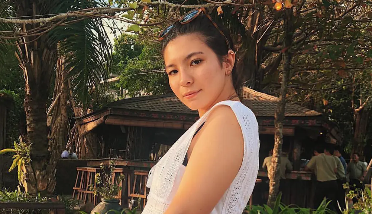 Berlibur ke Bali, Shaloom mengenakan atasan putih dan tampil dengan make up natural. (Liputan6.com/IG/@sharazaaa)