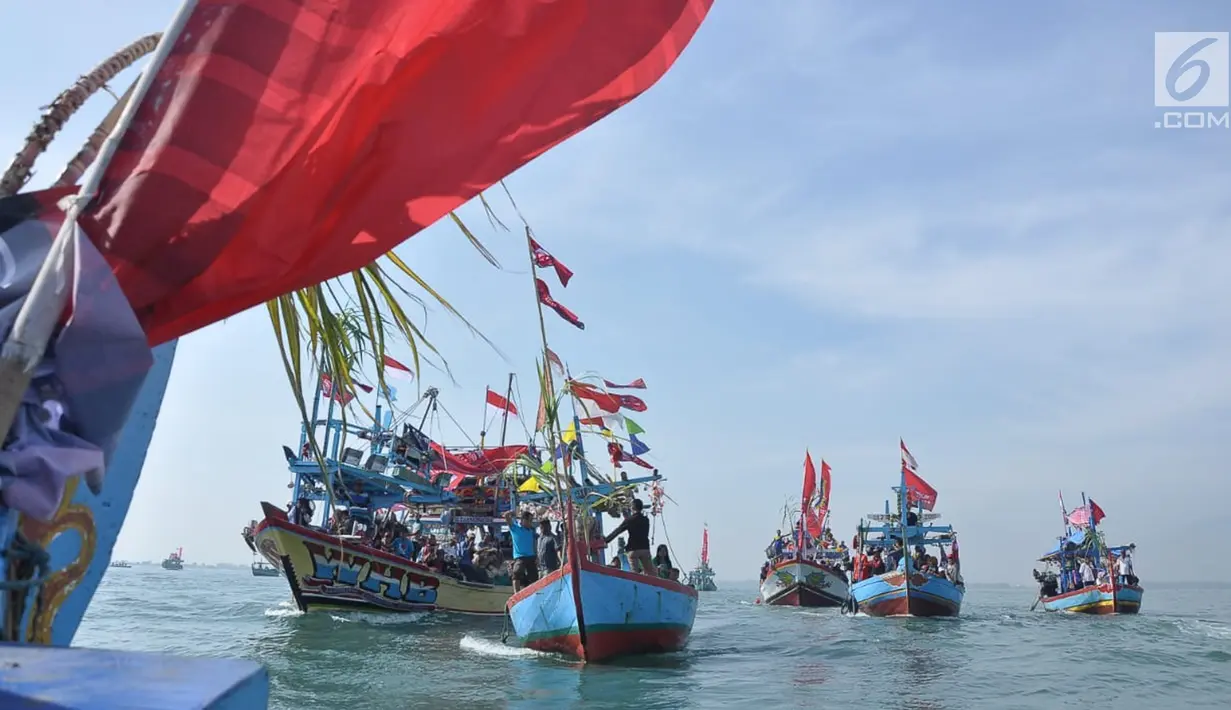 Nelayan Desa Sendang Sikucing Kendal, Jawa Tengah melakukan ritual pesta laut  di muara pantai, Minggu (7/10). Ritual ini sebagai syukuran atas berlimpahnya hasil ikan dan keselamatan nelayan saat melaut di laut Utara Jawa. (Liputan6.com/Gholib)
