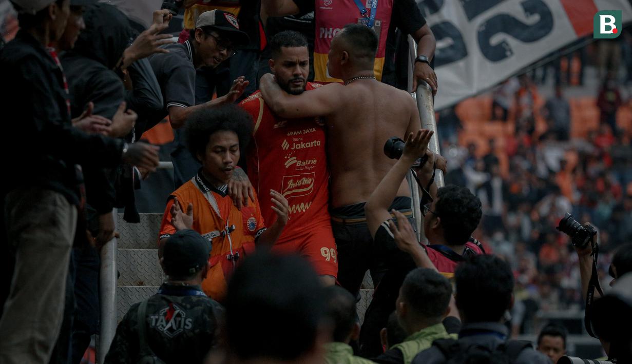 Pemain Persija Jakarta, Emaxwell Souza merayakan golnya dengan penonton yang hadir pada laga pekan terakhir BRI Super League 2025/2026 pada Sabtu (23/5) sore WIB. (Bola.com/Abdul Aziz)