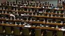 Anggota dewan mengikuti rapat paripurna ke-22 masa persidangan V Tahun 2018-2019 di Kompleks Parlemen, Jakarta, Selasa (16/7/2019). Salah satu agenda yang dibahas adalah pembacaan surat Presiden Joko Widodo atas pertimbangan permohonan amnesti untuk Baiq Nuril. (Liputan6.com/JohanTallo)