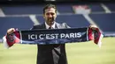 Kiper anyar Paris Saint-Germain (PSG), Gianluigi Buffon, saat diperkenalkan di Stadion Parc des Princes, Paris, Senin (9/7/2018). PSG resmi perkenalkan Gianluigi Buffon sebagai rekrutan baru. (AP/Jean-Francois Badias)