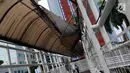 Warga melintasi Jembatan Penyeberangan Orang (JPO) di kawasan Dukuh Atas, Jakarta, Rabu (12/12). Atap JPO Dukuh Atas mengalami kerusakan. (Liputan6.com/JohanTallo)