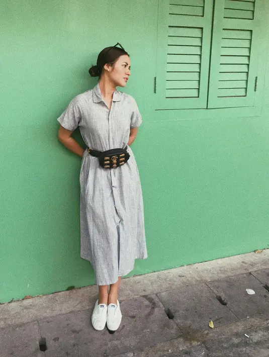 Istri Hamish Daud ini juga terbilang sering berdandan kekinian. Seperti yang satu ini misalnya, Raisa tampil cantik dengan dress abu-abu, tas pinggang, sneakers dan kacamata yang ditaruh di atas kepala.  (Instagram/raisa6690)