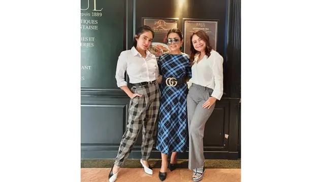 Di momen kumpul bersama ini juga dihadiri oleh Ussy Sulistiawaty dan Rossa.