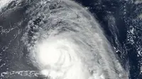 Topan Talim di Laut Filipina yang akan melanda Taiwan. (NOAA/NASA Goddard Rapid Response Team)