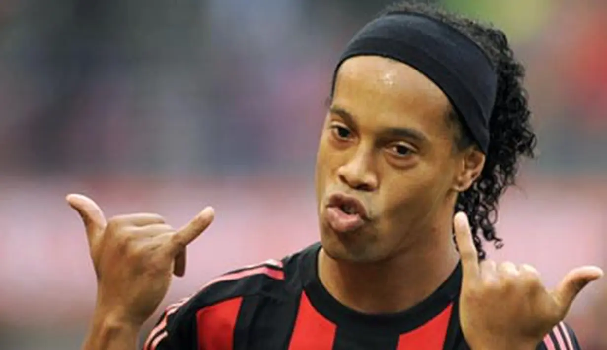 AC Milan's Brazilian forward Ronaldinho reacts after scoring a penalty kick against Sampdoria during their Italian Serie A match on October 19, 2008 at San Siro Stadium in Milan. AFP PHOTO/DAMIEN MEYER