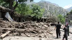 Warga mengamati bangunan rumah yang rusak akibat dihantam banjir bandang di Ursoon, daerah terpencil Chitral di Pakistan utara, Minggu (3/7). Banjir bandang akibat hujan lebat yang lama itu telah menewaskan sedikitnya 43 orang. (GUL HAMAAD Farooqi/AFP)