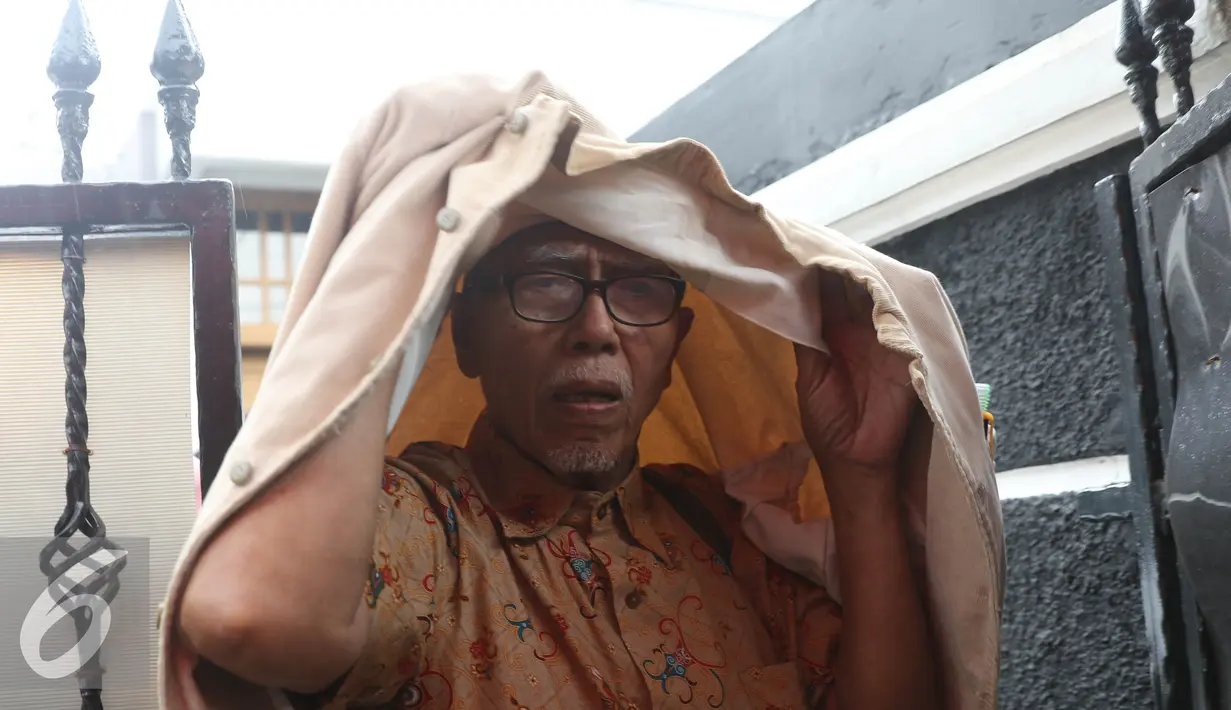 Ayah Gatot Brajamusti keluar dari kediamannya di kawasan Pondok Pinang, Jakarta, Selasa (30/8). Keluarga Gatot Brajamusti berangkat untuk nemui gatot yang sedang di penjara karena kasus narkoba di Lombok. (Liputan6.com/Herman Zakharia)